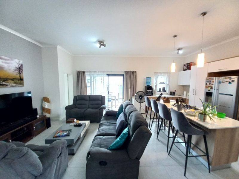 A Refined Residence of Modern Luxury with Inverter and Gas in the Prestigious Fish Eagle View Estate - Photo 3