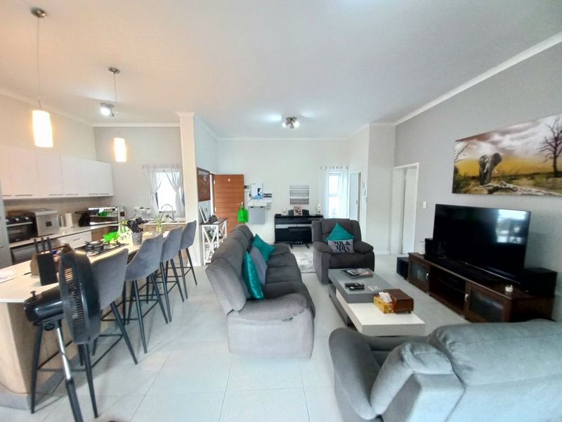 A Refined Residence of Modern Luxury with Inverter and Gas in the Prestigious Fish Eagle View Estate - Photo 2