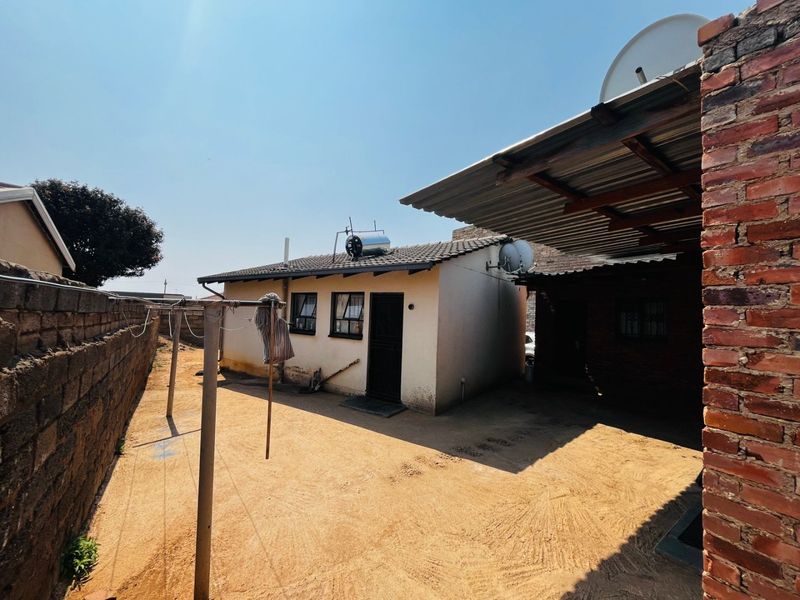 5-Bedroom Investment Property for Sale – Maokeng Section Ext 1, Tembisa - Photo 9