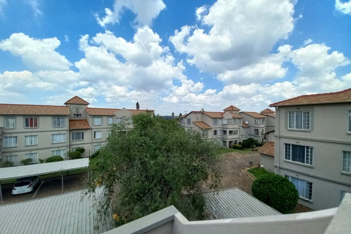 Well Priced 2 Bedroom, 2 Bathroom Apartment in Edenglen – The Perfect Opportunity to Stop Renting and Start Owning - Photo 3