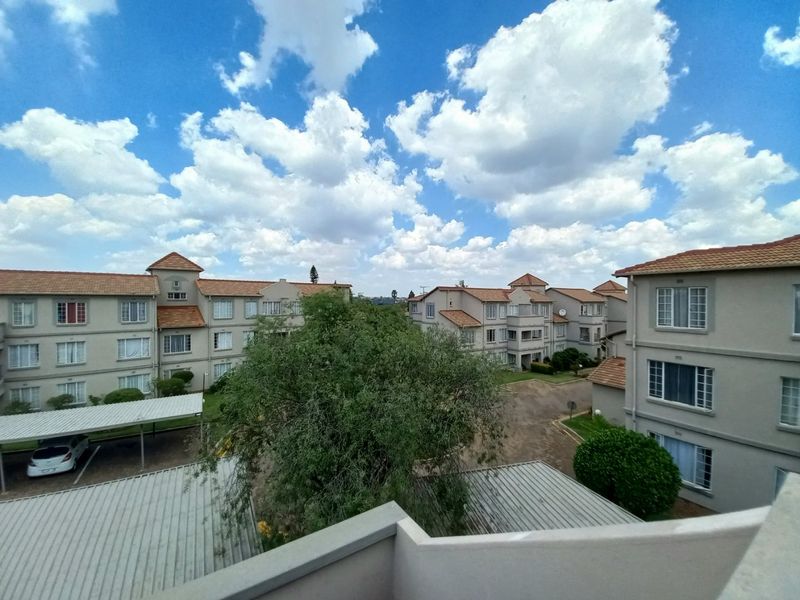 Well Priced 2 Bedroom, 2 Bathroom Apartment in Edenglen – The Perfect Opportunity to Stop Renting and Start Owning - Photo 3