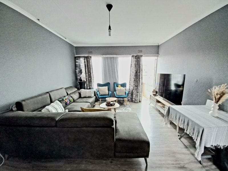 Well Priced 2 Bedroom, 2 Bathroom Apartment in Edenglen – The Perfect Opportunity to Stop Renting and Start Owning - Photo 8