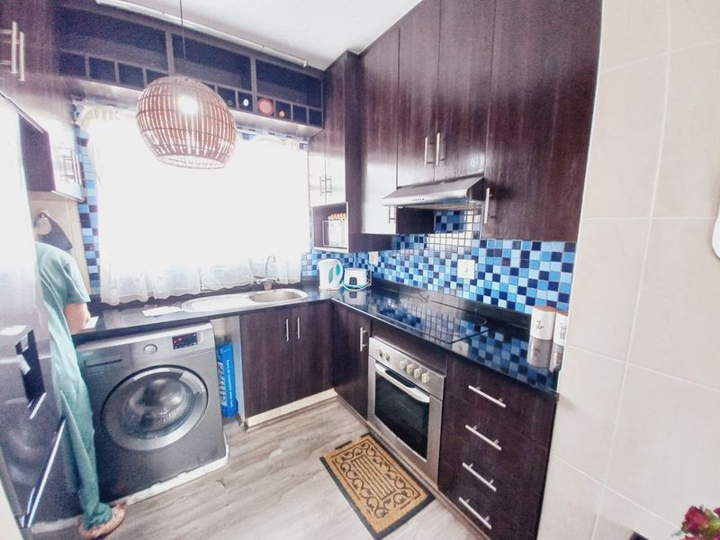 Well Priced 2 Bedroom, 2 Bathroom Apartment in Edenglen – The Perfect Opportunity to Stop Renting and Start Owning - Photo 4