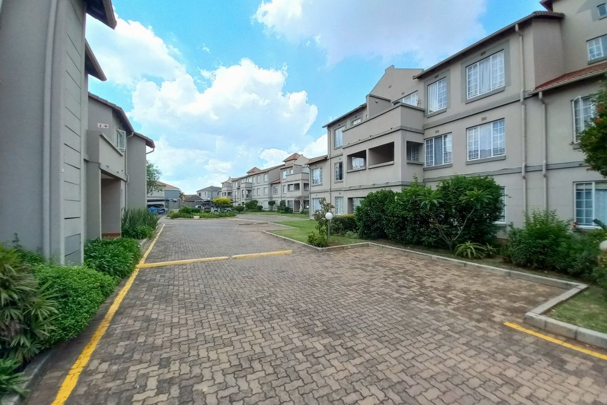 Well Priced 2 Bedroom, 2 Bathroom Apartment in Edenglen – The Perfect Opportunity to Stop Renting and Start Owning - Photo 2