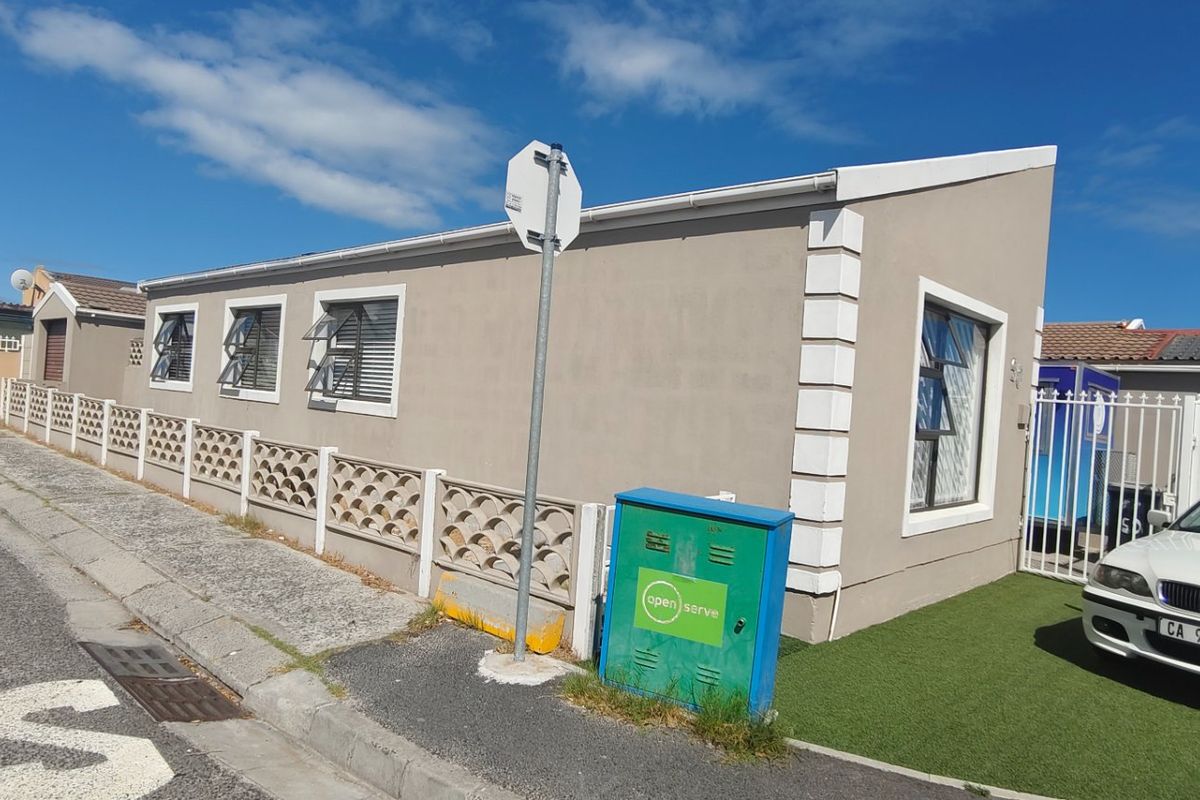 Free Standing Corner Plot 3 Bedroom House For Sale In Strandfontein  - Photo 4