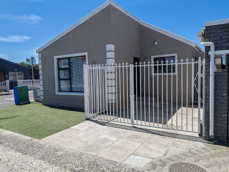 Free Standing Corner Plot 3 Bedroom House For Sale In Strandfontein  - Photo 5