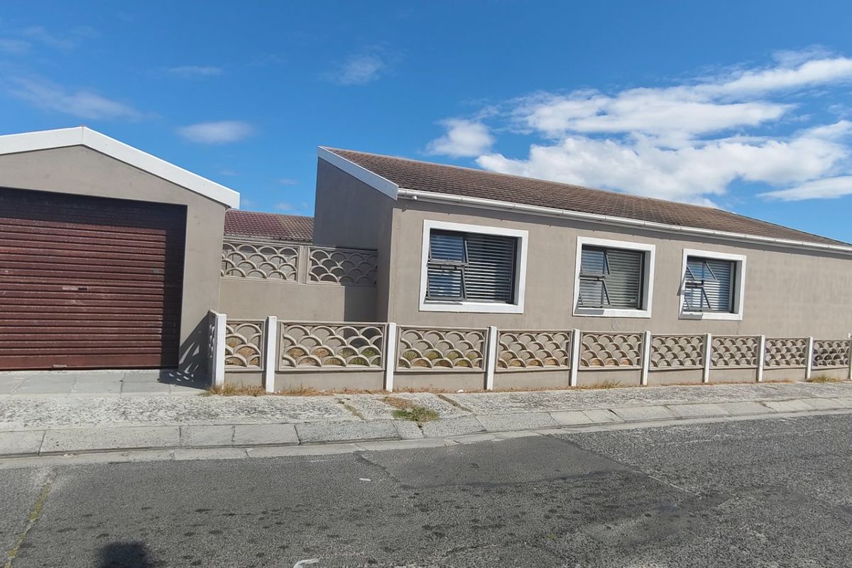 Free Standing Corner Plot 3 Bedroom House For Sale In Strandfontein  - Photo 3