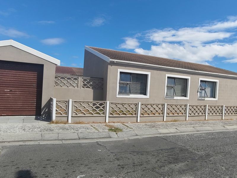 Free Standing Corner Plot 3 Bedroom House For Sale In Strandfontein  - Photo 3