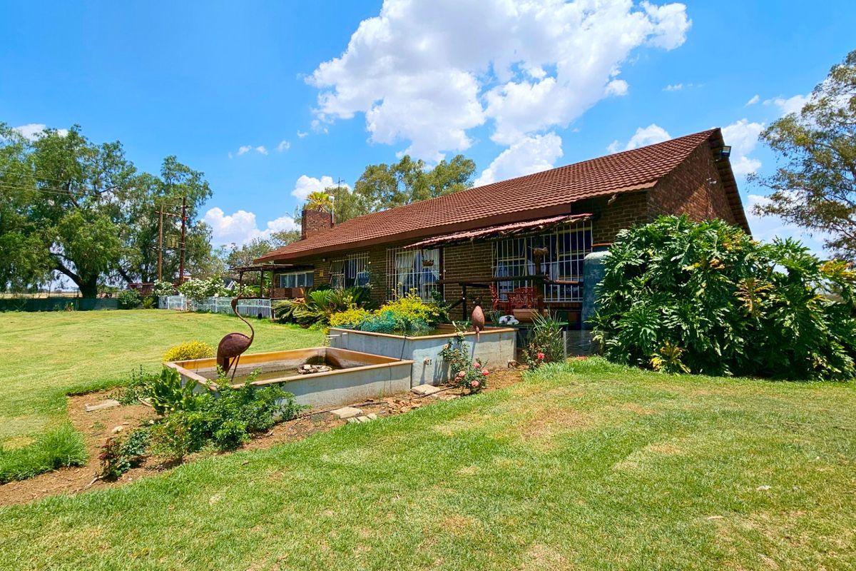 An immaculate 18 Ha farm in Welverdiend. - Photo 2