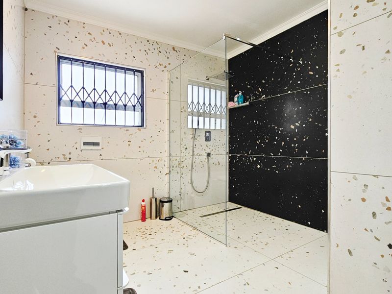 Two opulent homes in Arcon Park. - Photo 2