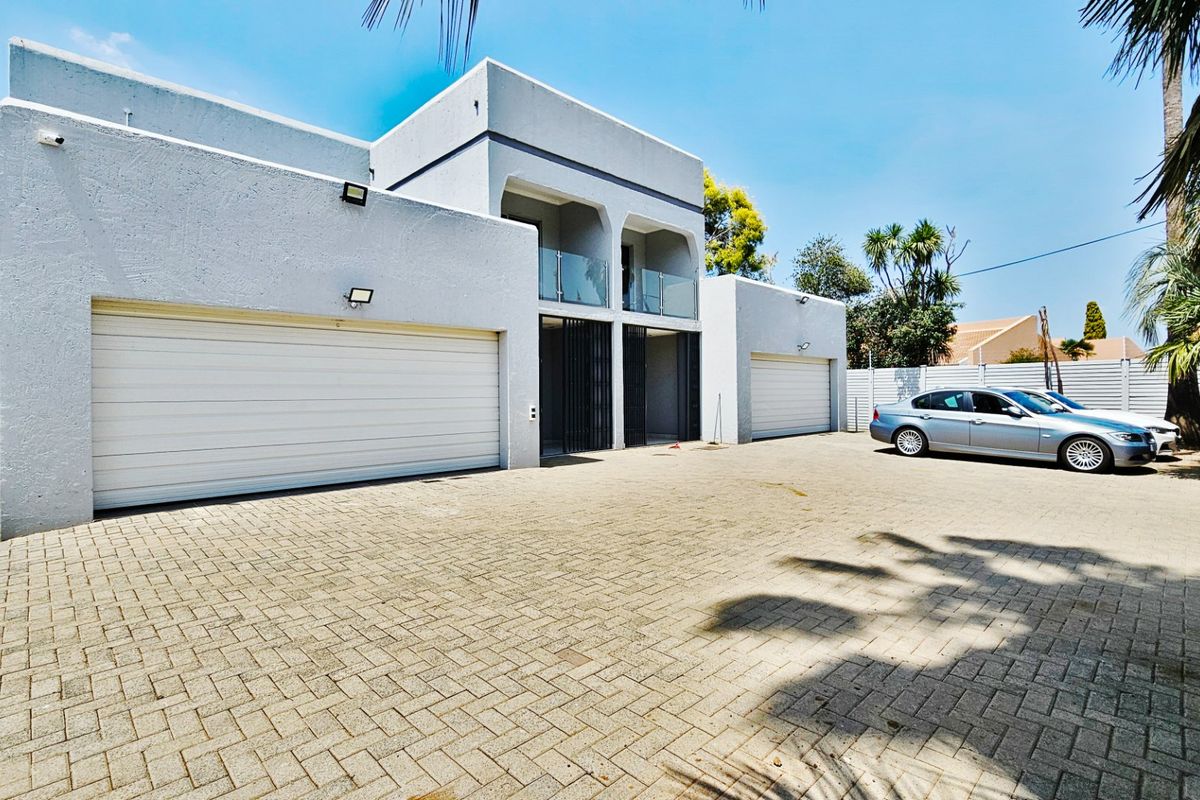 Two opulent homes in Arcon Park. - Photo 3