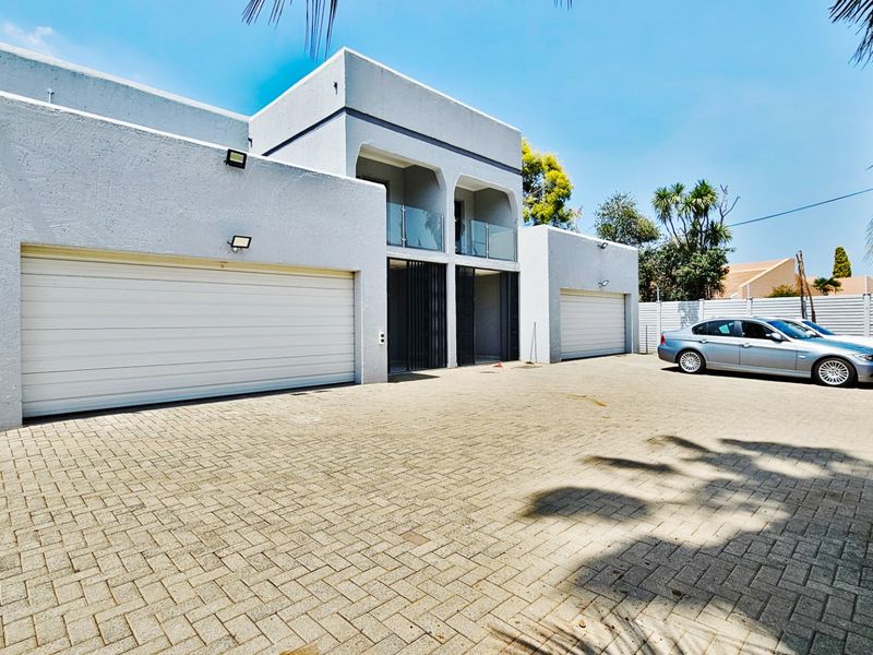 Two opulent homes in Arcon Park. - Photo 3