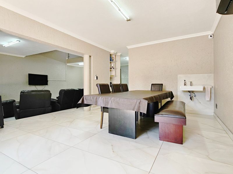 Two opulent homes in Arcon Park. - Photo 10