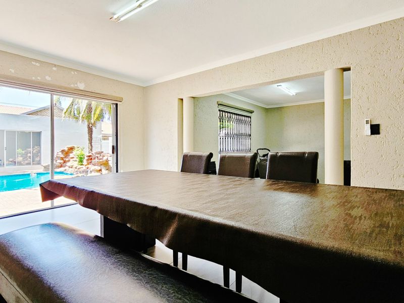 Two opulent homes in Arcon Park. - Photo 9