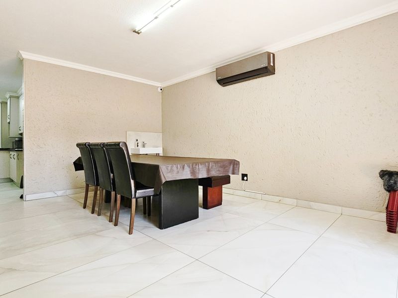 Two opulent homes in Arcon Park. - Photo 8