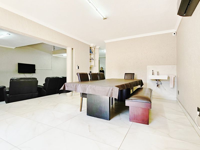 Two opulent homes in Arcon Park. - Photo 7