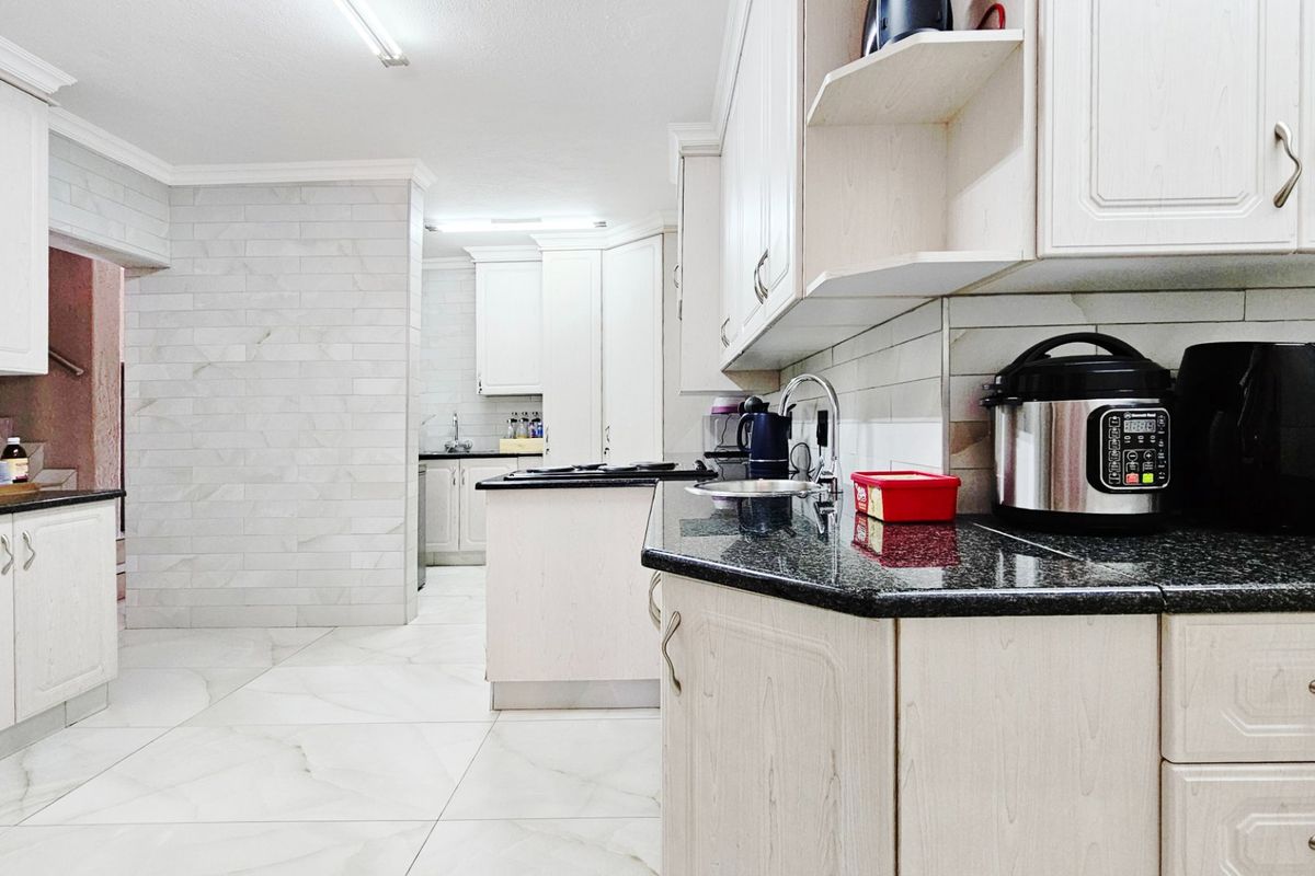 Two opulent homes in Arcon Park. - Photo 5