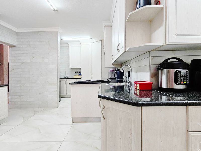 Two opulent homes in Arcon Park. - Photo 5