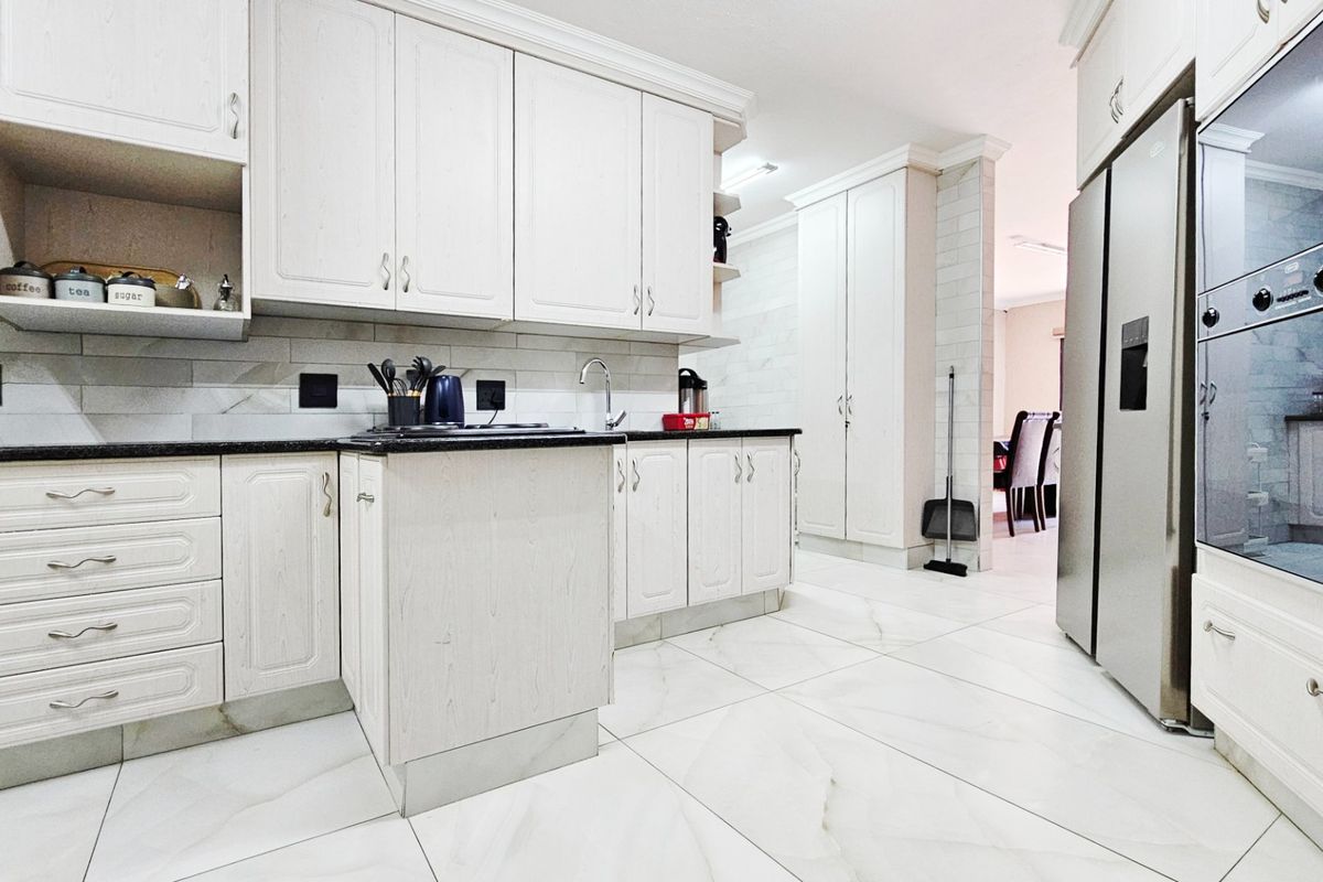 Two opulent homes in Arcon Park. - Photo 4