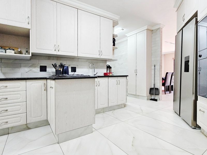 Two opulent homes in Arcon Park. - Photo 4