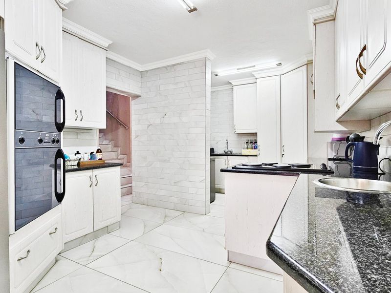 Two opulent homes in Arcon Park. - Photo 2