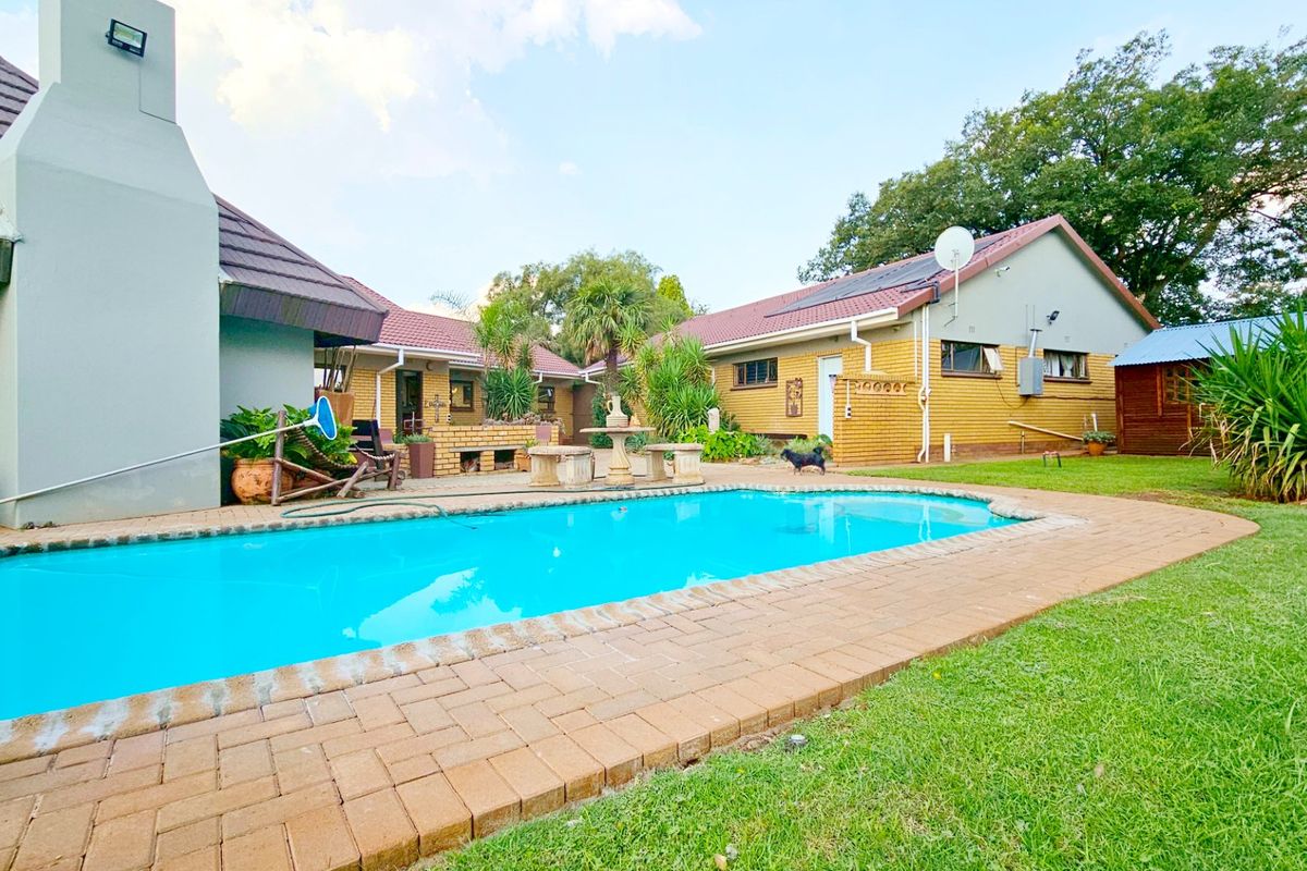 A state-of-the-art property in Three Rivers East. - Photo 2