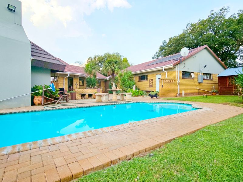 A state-of-the-art property in Three Rivers East. - Photo 2