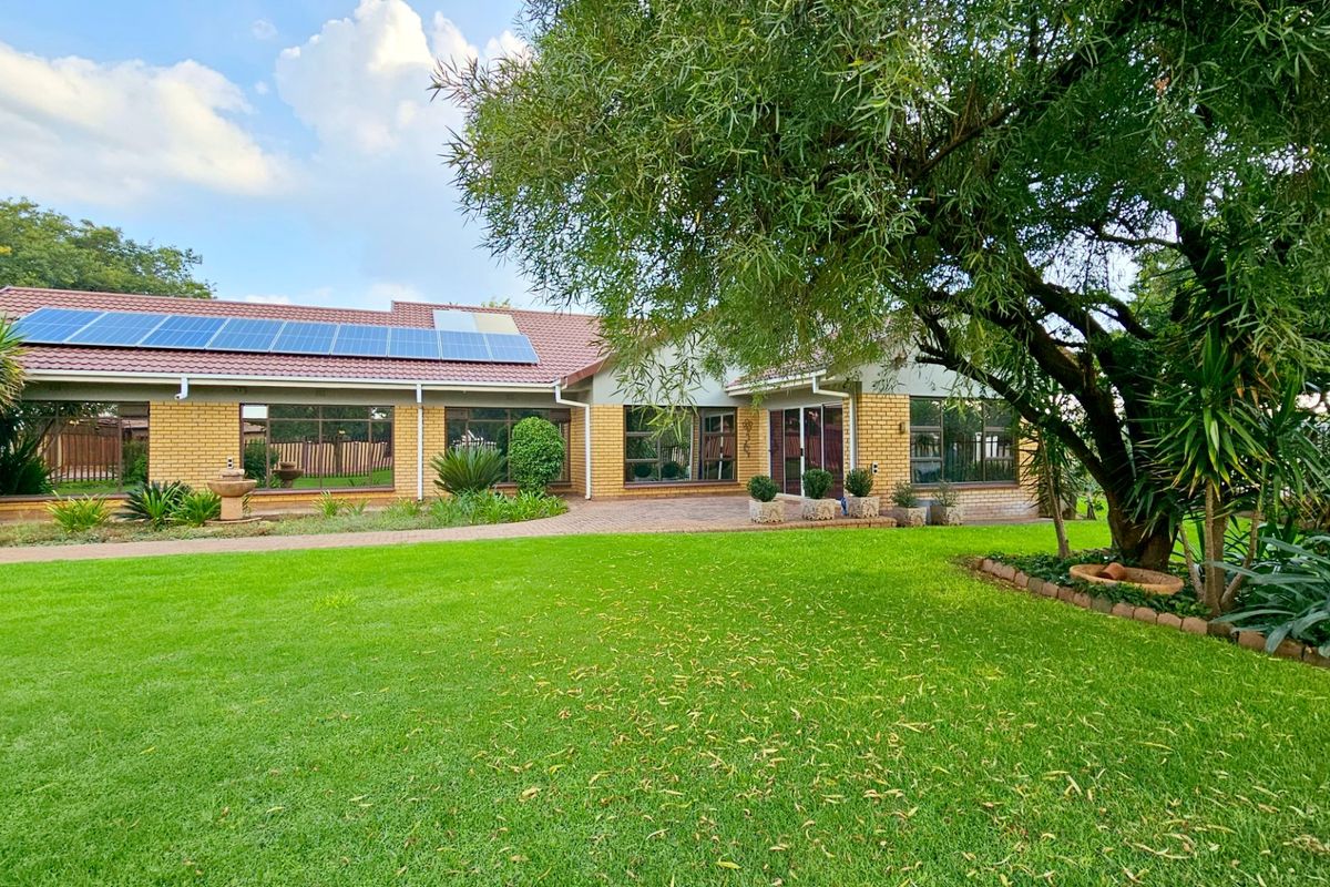 A state-of-the-art property in Three Rivers East. - Photo 5