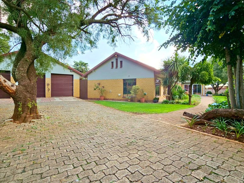 A state-of-the-art property in Three Rivers East. - Photo 3