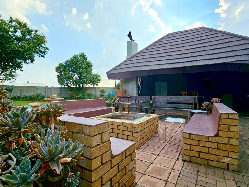 A state-of-the-art property in Three Rivers East. - Photo 10