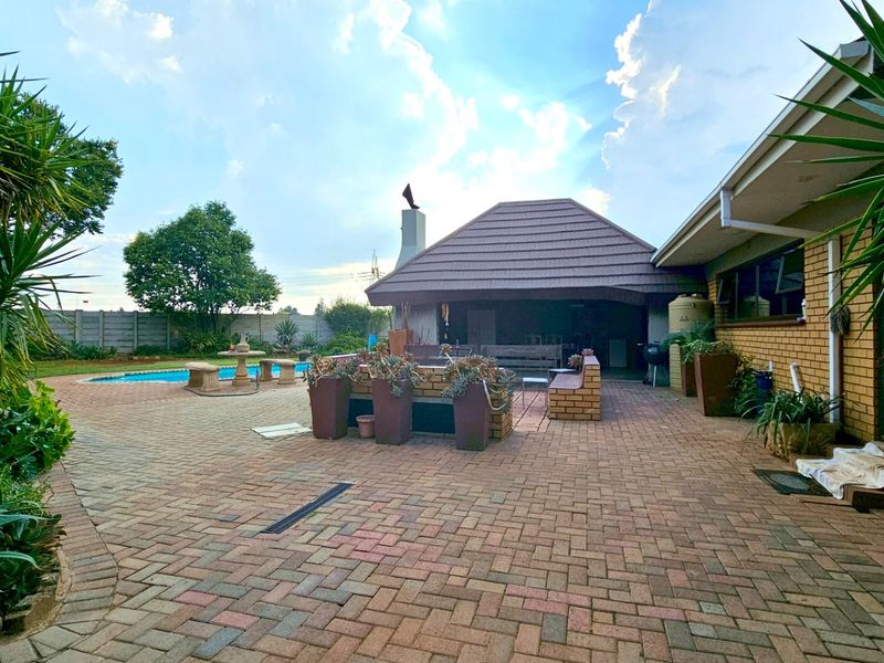 A state-of-the-art property in Three Rivers East. - Photo 9