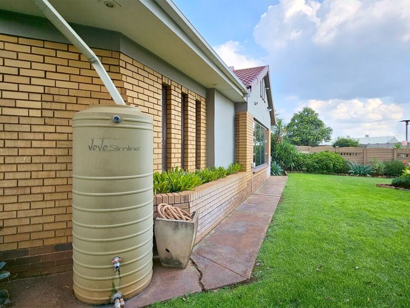 A state-of-the-art property in Three Rivers East. - Photo 7