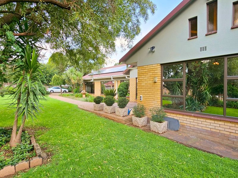 A state-of-the-art property in Three Rivers East. - Photo 6