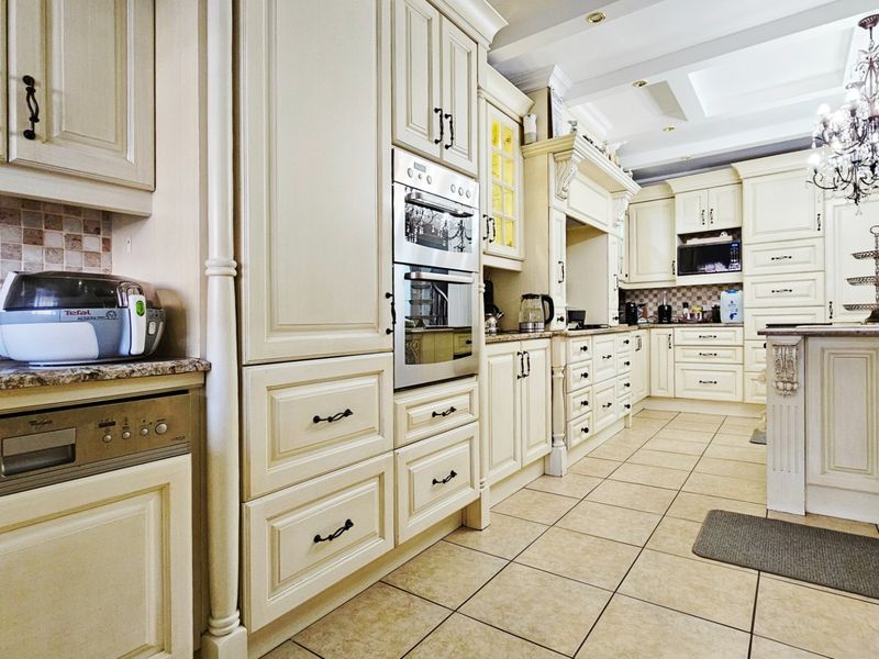 An impeccable duplex unit in Three Rivers Proper. - Photo 8