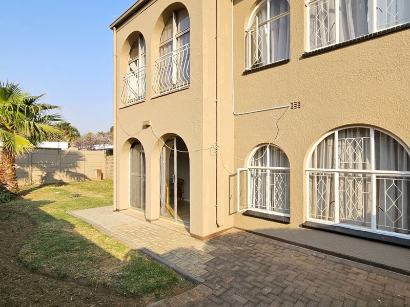 An impeccable duplex in Three Rivers Proper. - Photo 4