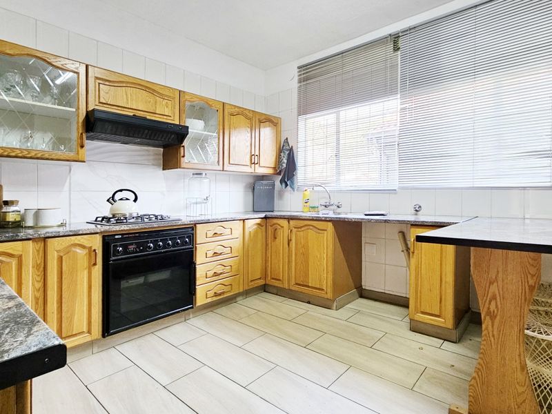 An impeccable duplex in Three Rivers Proper. - Photo 9