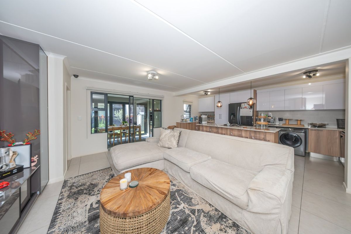 Stunning Home with Luxurious Finishes - Photo 3