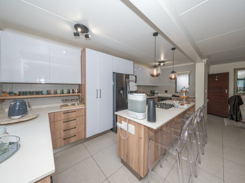 Stunning Home with Luxurious Finishes - Photo 7