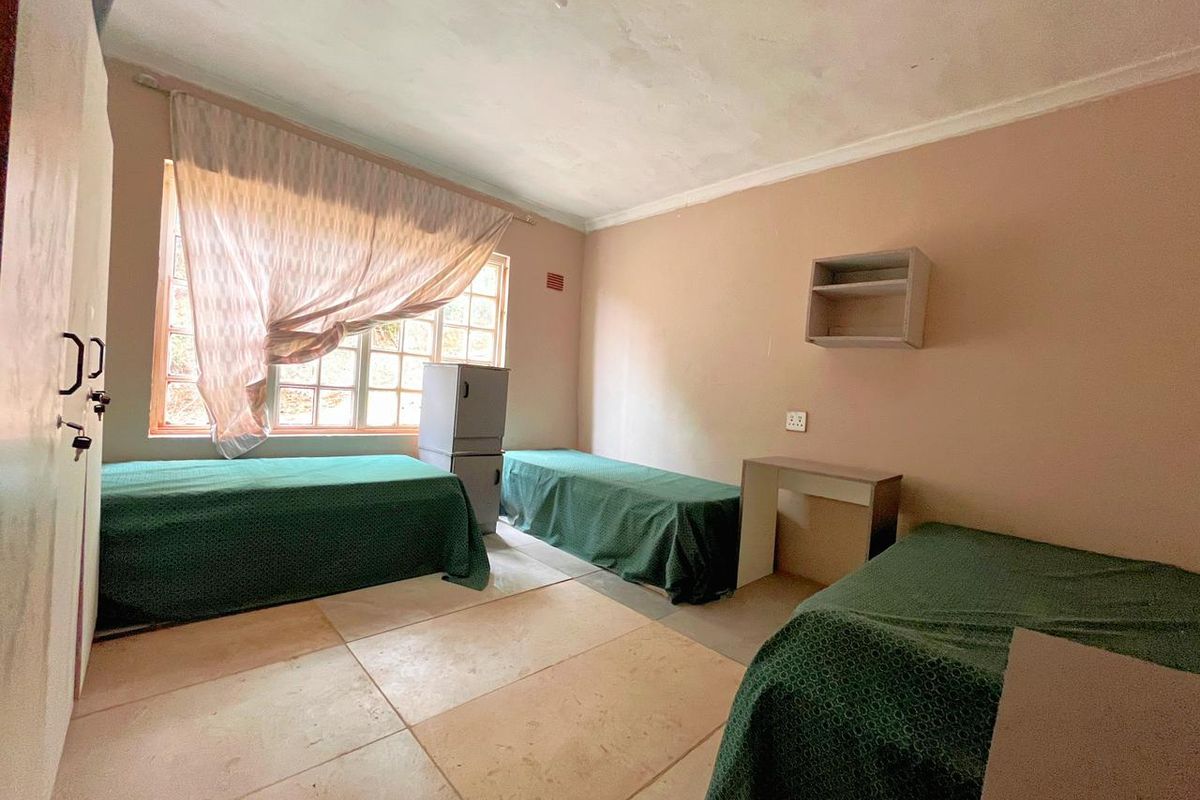 NEW Male 3-Sharing Student Accommodation with Shared Common Areas in Plumstead Crescent | 4 Rooms Available | Near UKZN Westville - Photo 3