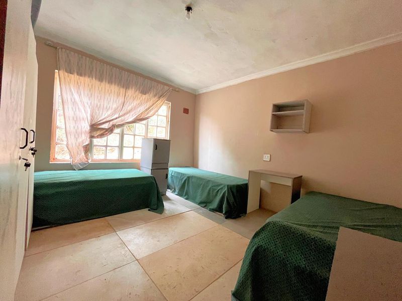 NEW Male 3-Sharing Student Accommodation with Shared Common Areas in Plumstead Crescent | 4 Rooms Available | Near UKZN Westville - Photo 3