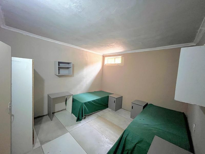 NEW Male 3-Sharing Student Accommodation with Shared Common Areas in Plumstead Crescent | 4 Rooms Available | Near UKZN Westville - Photo 9