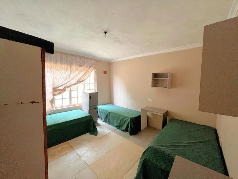 NEW Male 3-Sharing Student Accommodation with Shared Common Areas in Plumstead Crescent | 4 Rooms Available | Near UKZN Westville - Photo 8