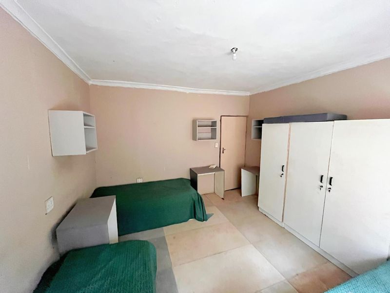 NEW Male 3-Sharing Student Accommodation with Shared Common Areas in Plumstead Crescent | 4 Rooms Available | Near UKZN Westville - Photo 6
