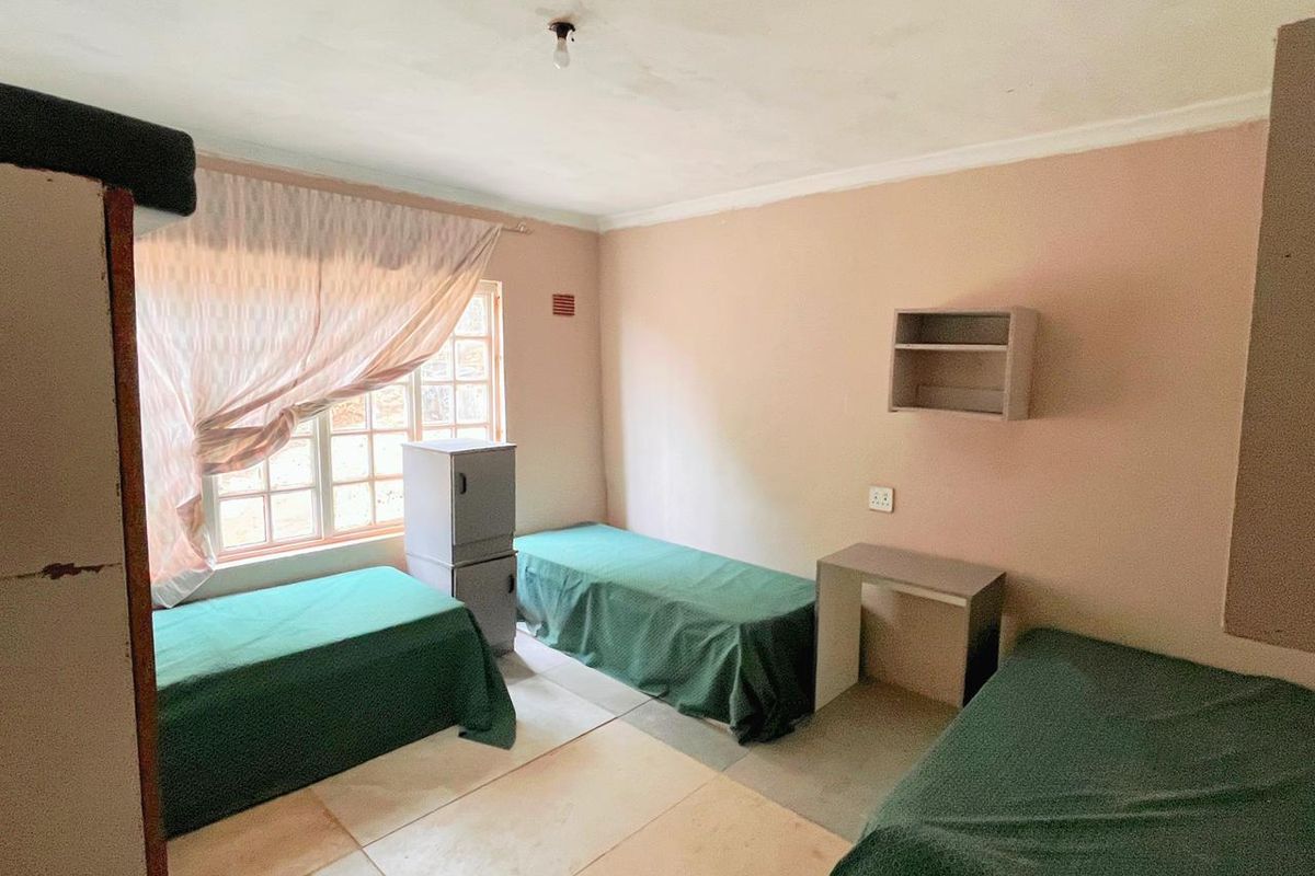 NEW Male 3-Sharing Student Accommodation with Shared Common Areas in Plumstead Crescent | 4 Rooms Available | Near UKZN Westville - Photo 5