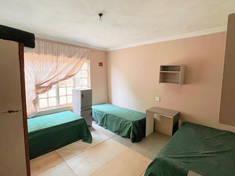NEW Male 3-Sharing Student Accommodation with Shared Common Areas in Plumstead Crescent | 4 Rooms Available | Near UKZN Westville - Photo 5