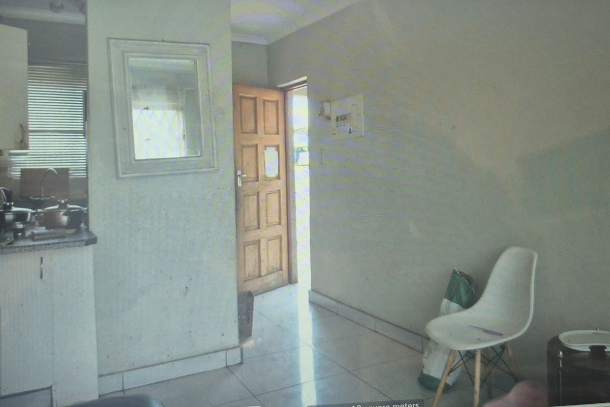 2 BEDROOM APARTMENT IN WILGEHEUWEL  - Photo 2