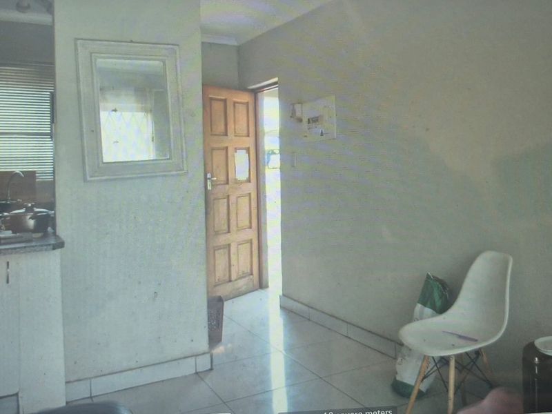 2 BEDROOM APARTMENT IN WILGEHEUWEL  - Photo 2