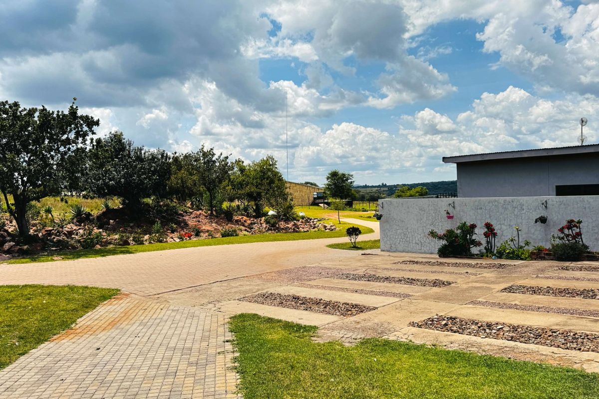 Irrigation farm with 2x Pivots and three houses - Photo 4
