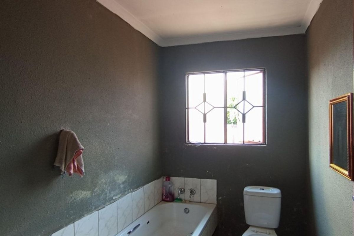 3-Bedroom Family Home for Sale in Clayville, Midrand – R1 005 000 - Photo 5