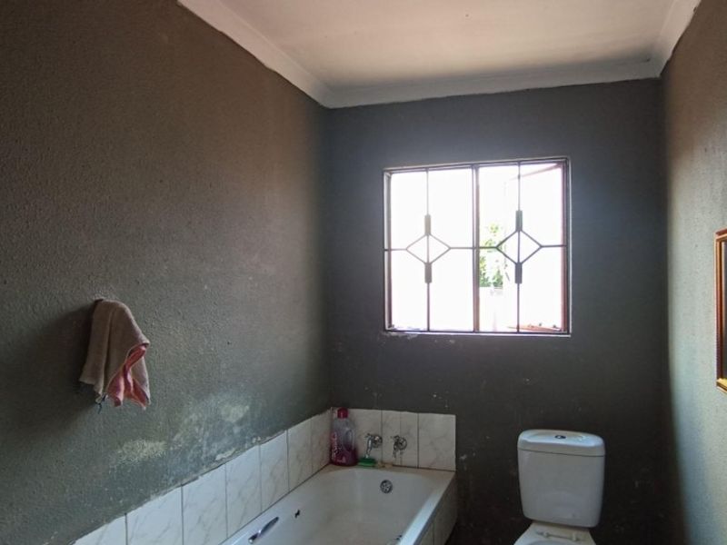 3-Bedroom Family Home for Sale in Clayville, Midrand – R1 005 000 - Photo 5